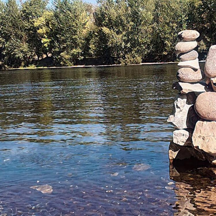 Un cairn sur la Dordogne