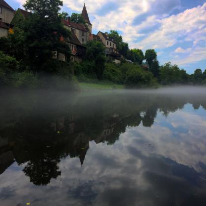 Un village au bord de l'eau